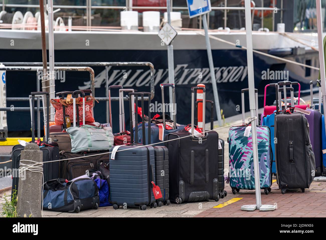 Flusskreuzfahrtschiffe am Kai der IJ, in der Nähe des Hauptbahnhofs, Gepäck der Passagiere wird verladen, Amsterdam, Niederlande, Stockfoto