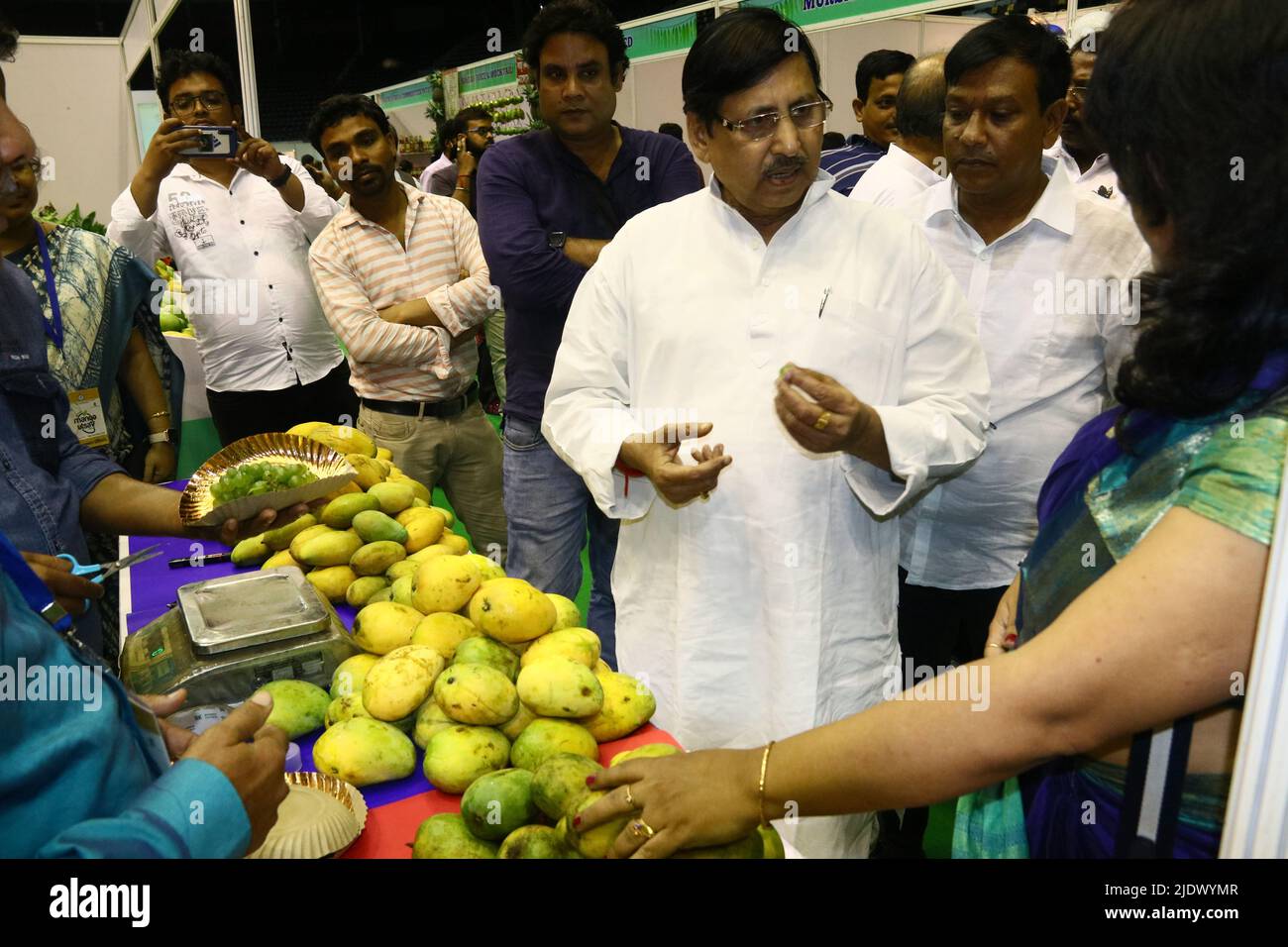 Kalkutta, Westbengalen, Indien. 23.. Juni 2022. Die Eröffnungssitzung von Bengalen Mango Utsav 2022 wurde vom Bürgermeister von Kalkutta, Shri Firhad Hakim, Herrn Subrata Saha Hon'ble Minister for Food Processing Industries & Horticulture, Government of West Bengal, Dr. Subrata Gupta zusätzlicher Chief Secretary, Department of Food Processing Industries and Horticulture, Regierung von Westbengalen, Sovandeb Chattopadhyay, Minister für Strom und nichtkonventionelle Energie, Regierung von Westbengalen und Dr. Rajeev Singh, Generaldirektor der indischen Handelskammer. Bengal Mango Utsav von 2012 und mit Stockfoto