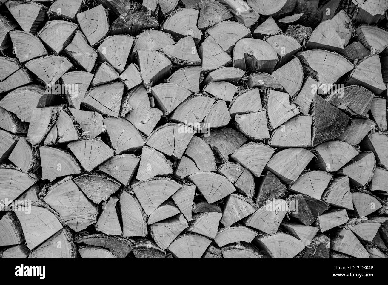 Gestapeltes trockenes Spaltholz zum Heizen in einem nördlichen kalten Klima. Stockfoto