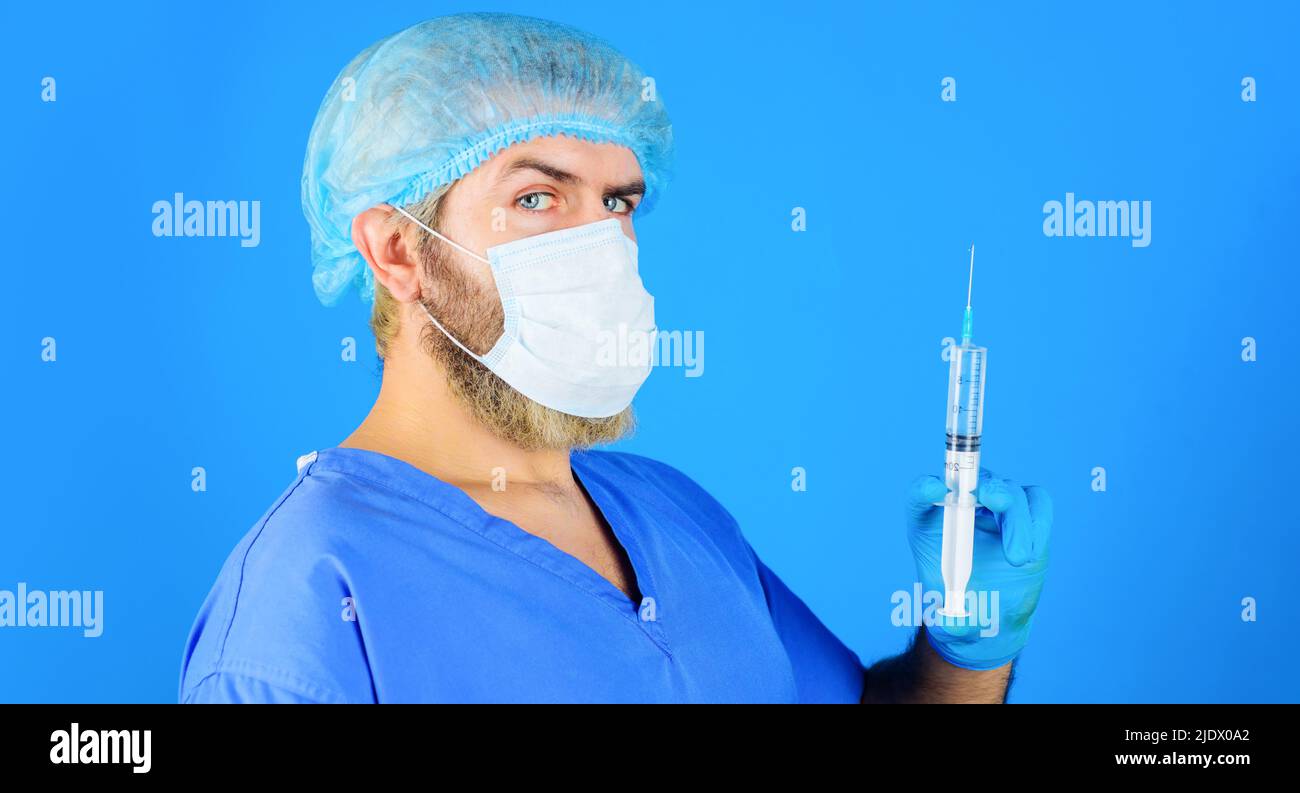Arzt mit Spritze, die sich für die Injektion vorbereitet. Impfung, Medicare. Medizin. Gesundheitswesen im Krankenhaus. Stockfoto