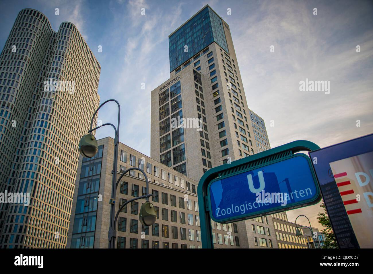 Berlin, Deutschland, Juni 2022: Blick auf Wolkenkratzer auf der U-Bahn- oder U-Bahn-Station Zoologischer Garten mit Waldorf Astoria Hotel. Stockfoto