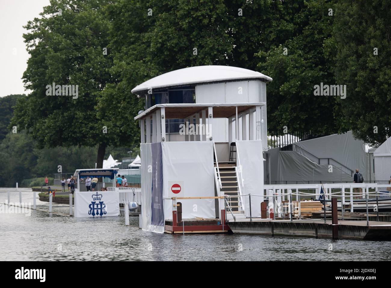 Henley-upon-Thames, Oxfordshire, Großbritannien. 23.. Juni 2022. Ruderteams waren heute Abend auf der Themse unterwegs, um sich auf die diesjährige berühmte Henley Royal Regatta auf der Themse in Henley vorzubereiten. Quelle: Maureen McLean/Alamy Live News Stockfoto