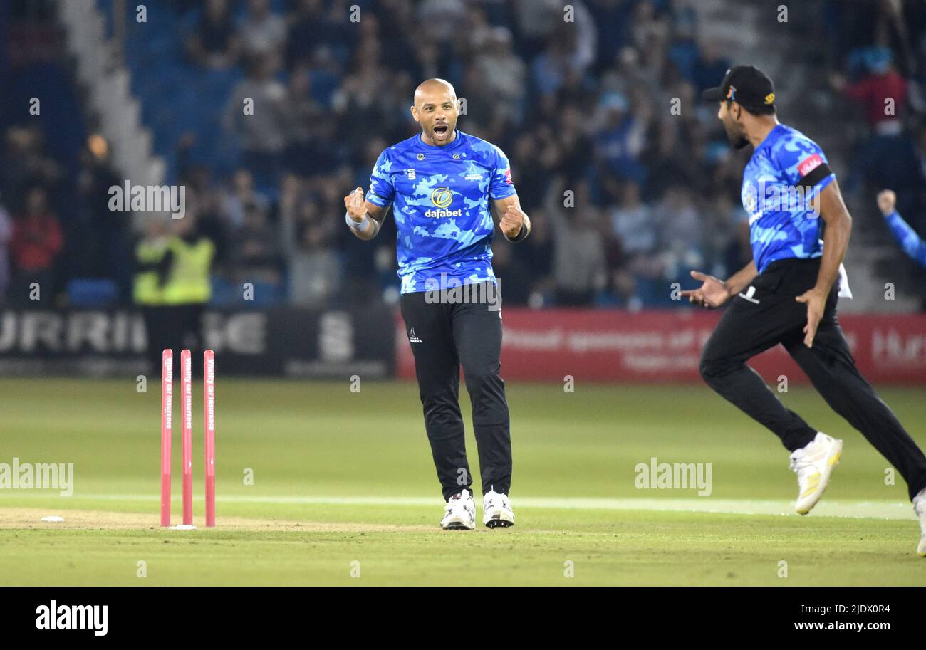 Hove UK 23. June 2022 - Tymal Mills of Sussex Sharks feiert das letzte Wicket während des Vitality Blast-Matches T20 zwischen Sussex Sharks und Surrey auf dem 1. Central County Ground Hove . : Credit Simon Dack / Alamy Live News Stockfoto