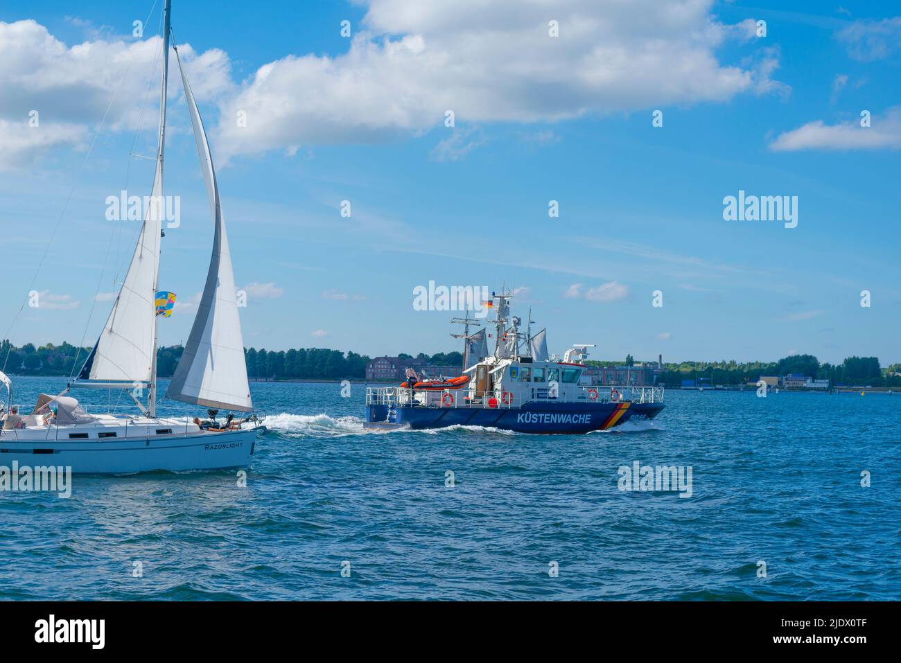 Küstenschutzschiff vor dem Seebad Laboe, Kreis Ploen, Kieler Förde, Ostsee, Schleswig-Holstein, Norddeutschland Stockfoto