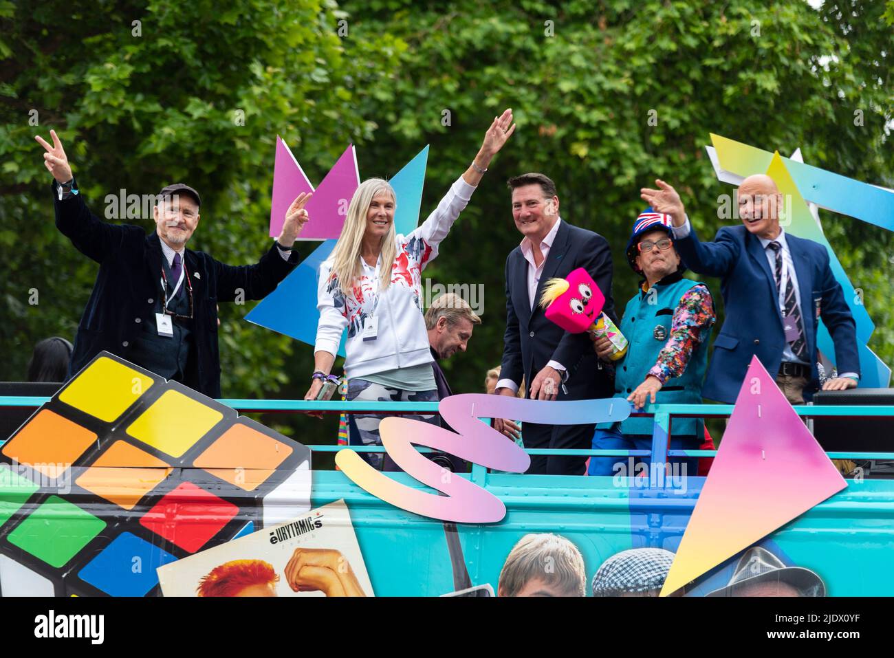 Prominente im offenen Bus bei der Parade der Queen's Platinum Jubilee Pageant in der Mall, London, Großbritannien. Nigel Planer, Sharron Davies, Tony Hadley Stockfoto