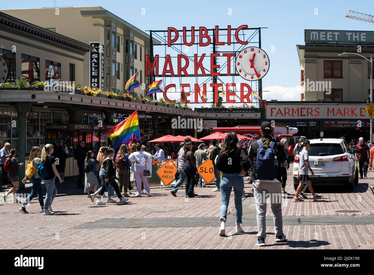 Seattle, USA. 23. Juni 2022. Pike Place Market Pride feiert mit LGBTQI-Flaggen und der Gay Straight Alliance. Das Seattle Pride Weekend beginnt in Kürze mit geplanten Veranstaltungen in der ganzen Stadt, um die LGBTQI-Gemeinschaft zu unterstützen. James Anderson/Alamy Live News Stockfoto