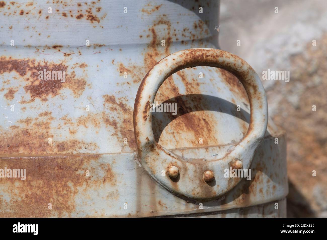 Detail des Griffs an einer alten, rostenden Milchkrüne Stockfoto
