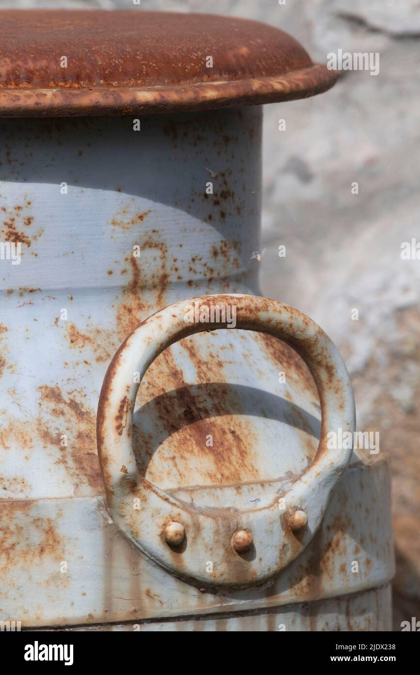 Der Griff und der Deckel eines alten, rostigen Milchfachs Stockfoto