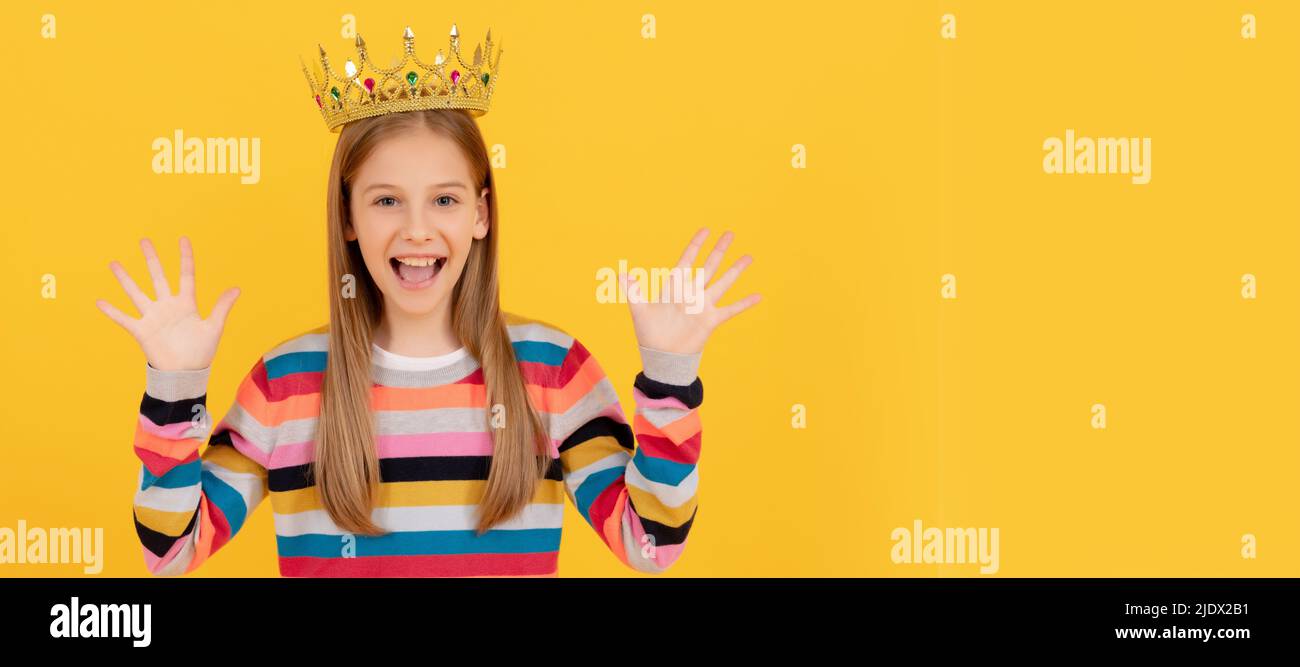 Frohes Teenager-Kind in Königskrone auf gelbem Hintergrund. Kind Königin Prinzessin in Krone horizontalen Poster-Design. Banner-Kopfzeile, Kopierbereich. Stockfoto