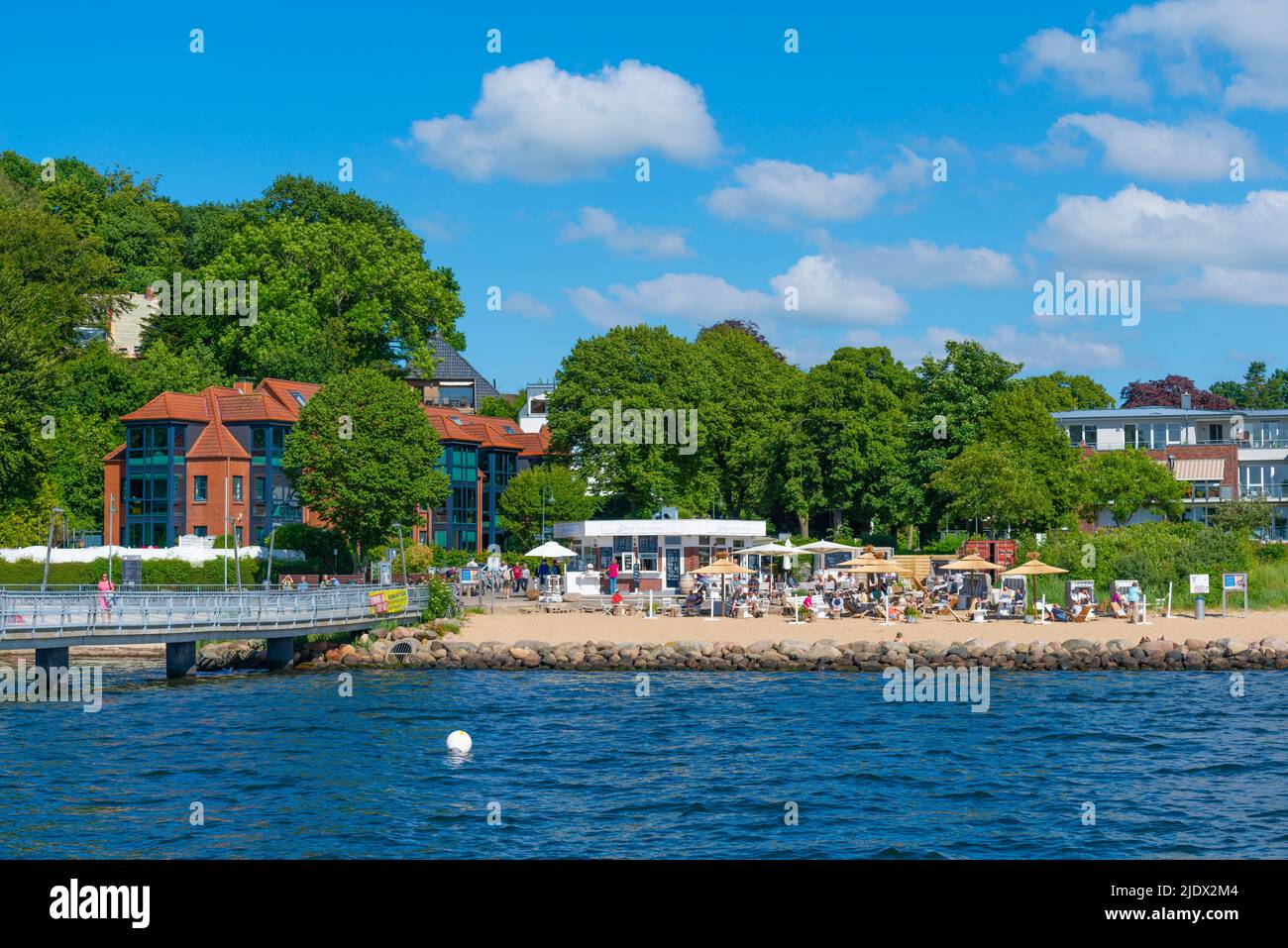 Menschen, die an einem warmen und sonnigen Sommertag am Strand von Mönkeberg sonnenbaden und entspannen, Kieler Förde, Ostsee, Norddeutschland, Stockfoto