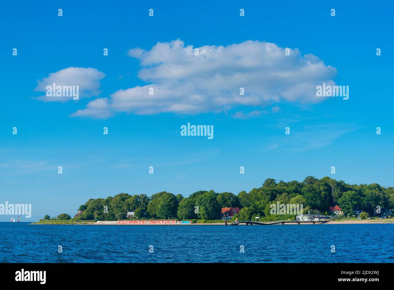 Kleinstadt Heikendorf an der Kieler Förde, Graffiti 'Klimagerechtigkeit', Bezirk Plön, Ostsee, Schleswig-Holstein, Norddeutschland, Europa Stockfoto