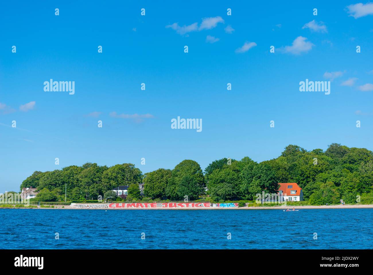 Kleinstadt Heikendorf an der Kieler Förde, Graffiti 'Klimagerechtigkeit', Bezirk Plön, Ostsee, Schleswig-Holstein, Norddeutschland, Europa Stockfoto