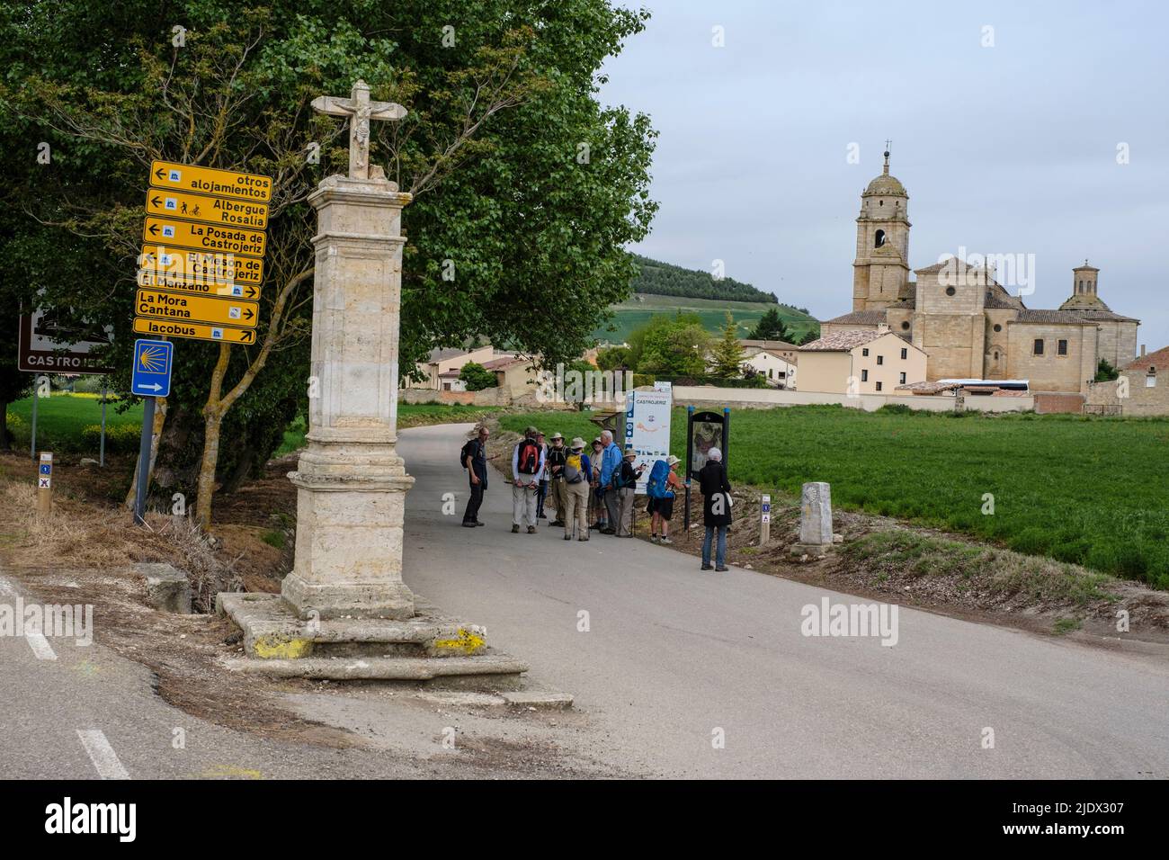 Spanien. Zu Fuß in Richtung Castrojeriz. Ein Schild mit Pfeil und Jakobsmuschel weist den Weg zum Camino. Stockfoto