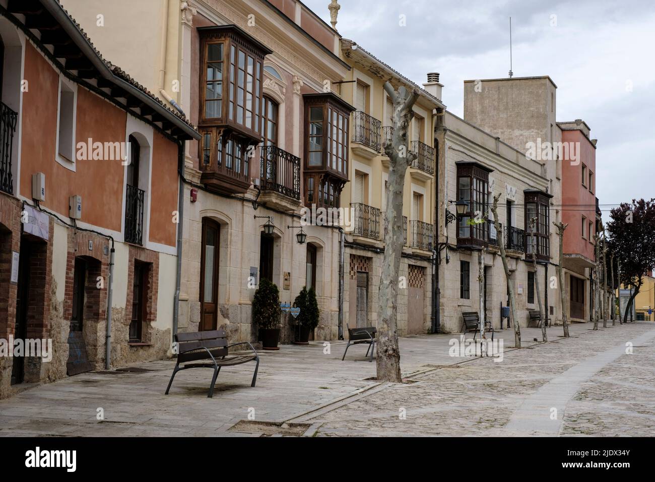 Spanien, Castilla y Leon, Camino de Santiago. Castrojeriz, Houses Lining the Plaza Mayor. Stockfoto