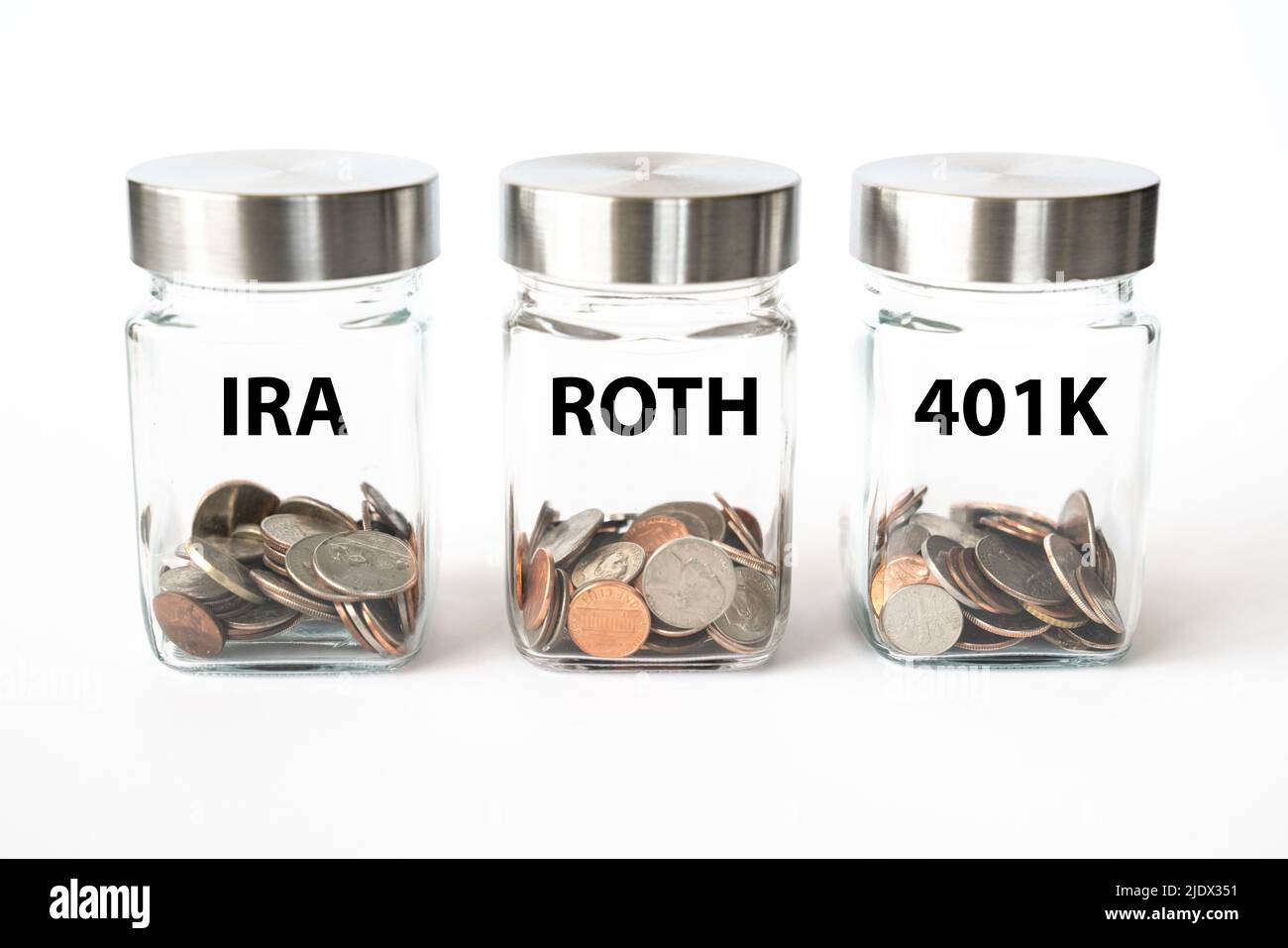 Gläser mit Münzen für Altersvorsorge in Roth, 401K und IRA Konten Stockfoto