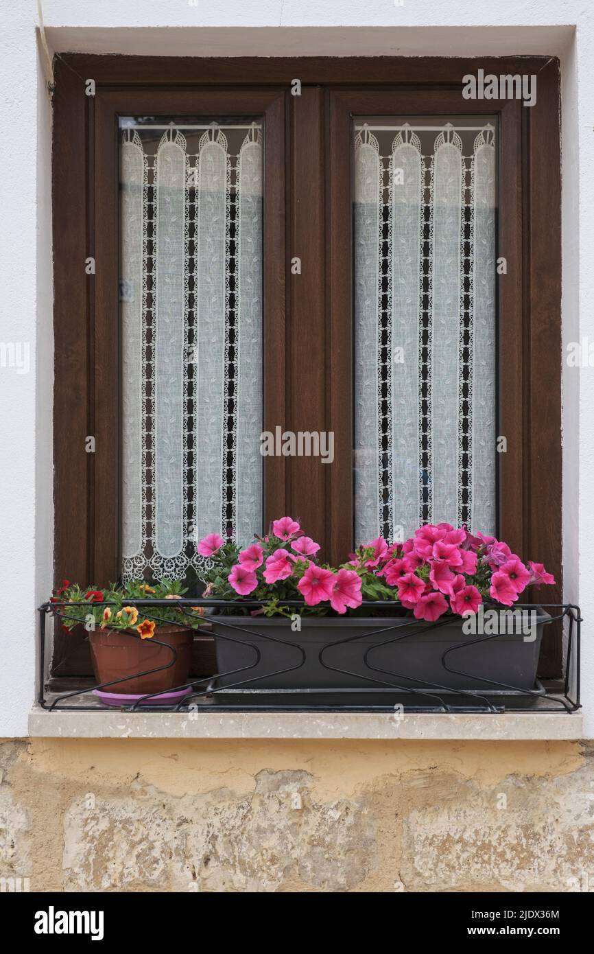 Spanien, Castilla y Leon, Castrojeriz Residential Window, Camino de Santiago. Stockfoto