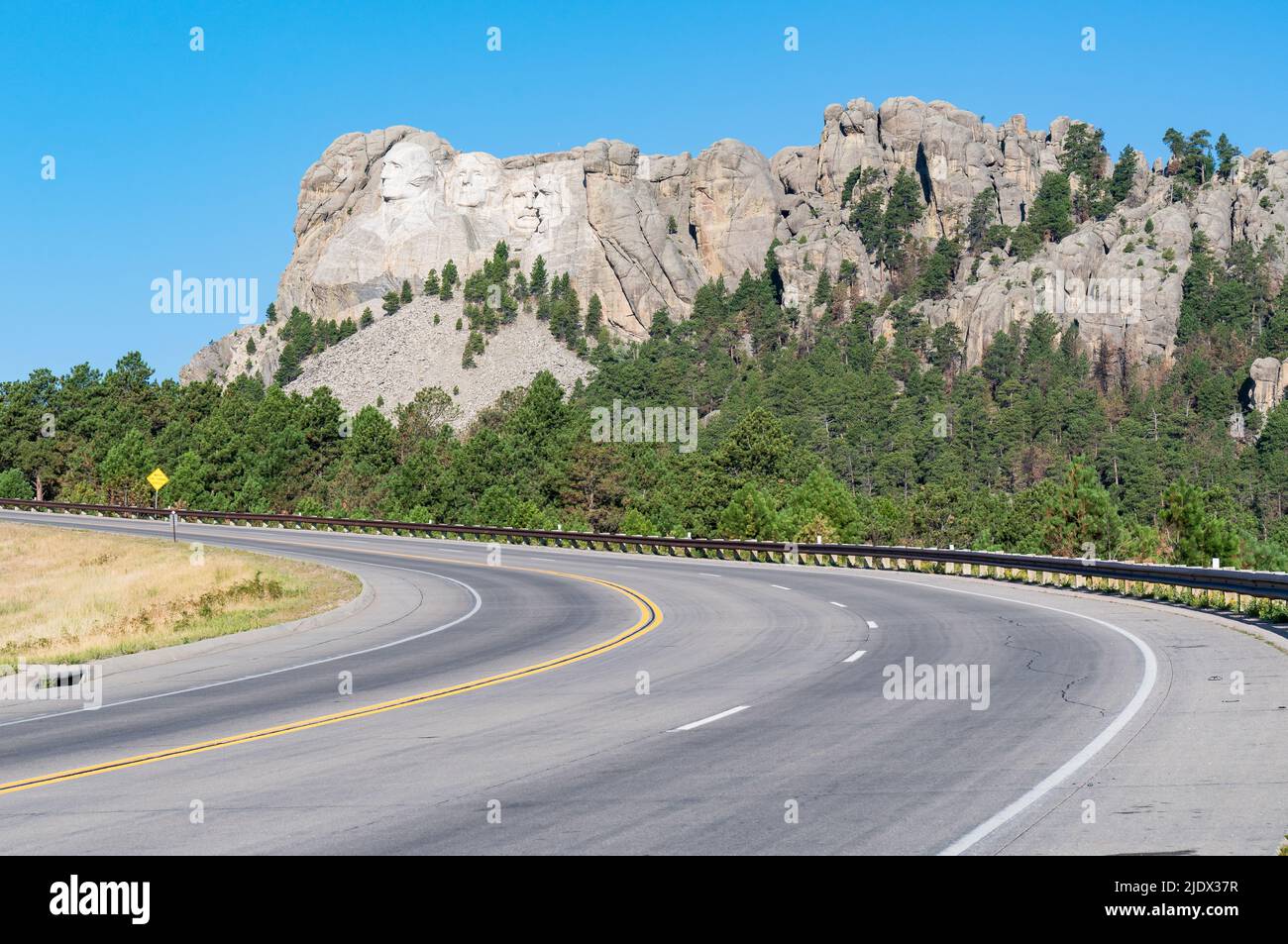 Keystone, SD - 29. August 2020: Mount Rushmore von der Autobahn aus gesehen, die sich dem Mount Rushmore National Park nähert Stockfoto