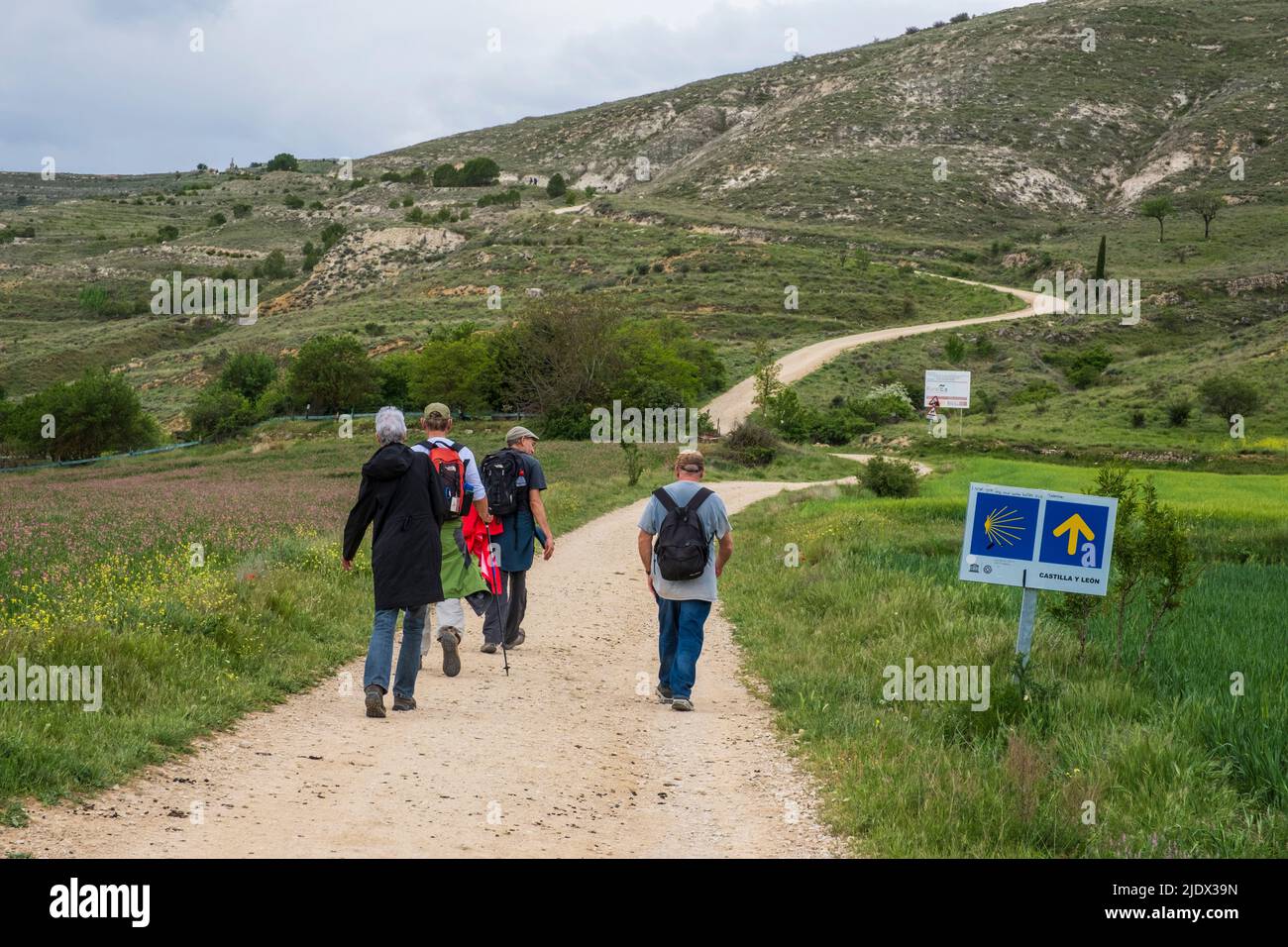 Spanien, Camino de Santiago, verlassen Castrojeriz. Schilder oder Markierungen mit Pfeilen und Jakobsmuscheln weisen den Weg zum Camino. Stockfoto