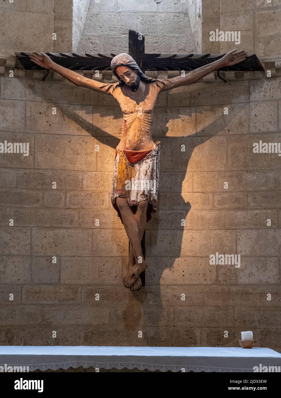 Spanien, Castilla y Leon, Fromista. Kruzifix in der Kirche St. Martin von Tours. Stockfoto