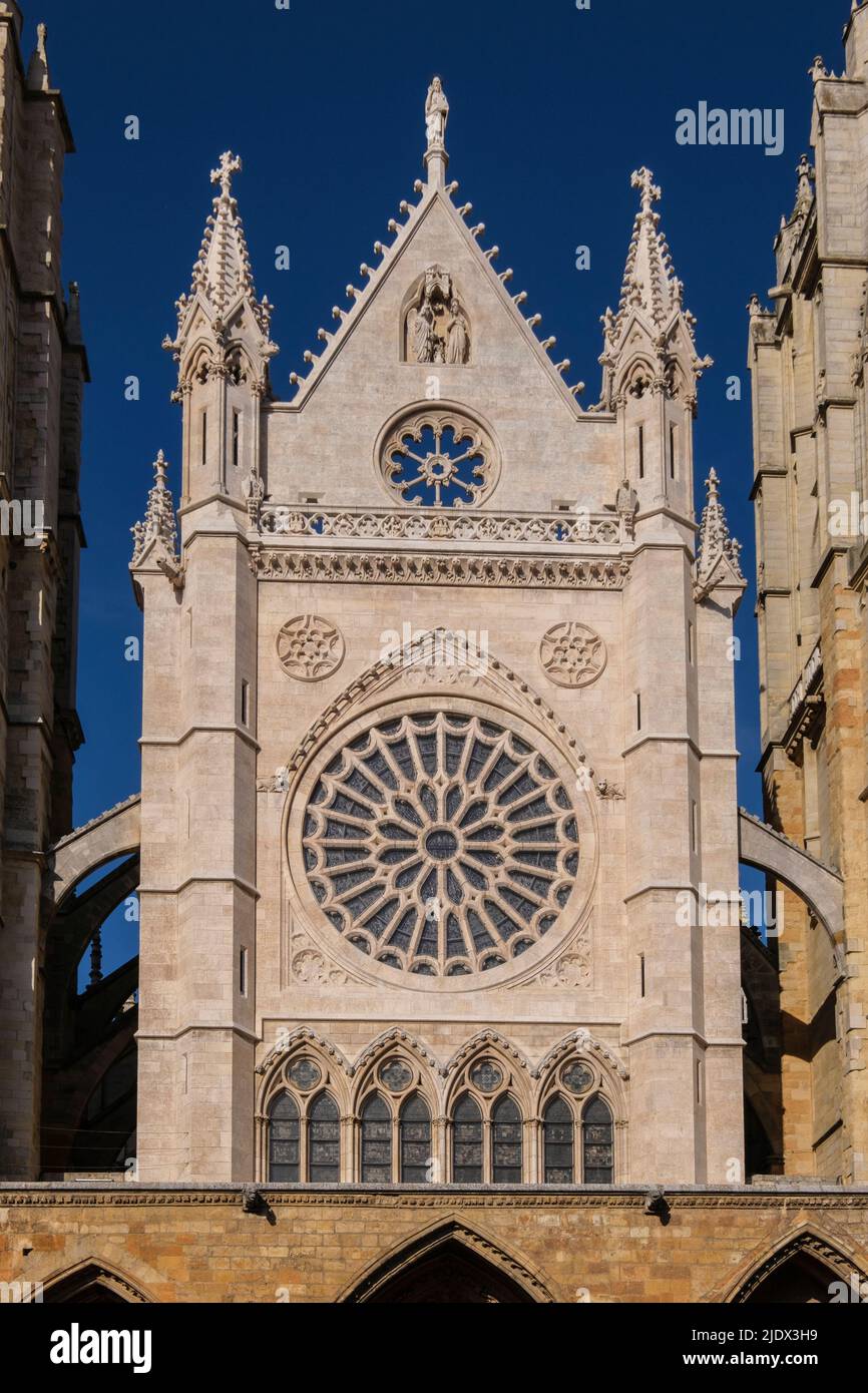 Spanien, Leon, Castilla y Leon. Kathedrale von Santa Maria. Gotisch, 13.. Jahrhundert, Vorderfassade mit Rosettenfenster. Stockfoto