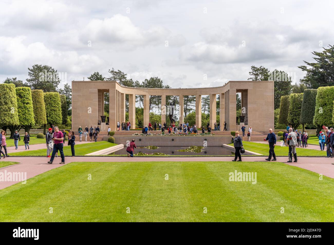 Saint-Laurent-sur-Mer, Frankreich - Mai 29. 2022 - Touristen besuchen den amerikanischen Friedhof und das Denkmal der Normandie am Strand von Omaha, der seit dem D-Day bekannt ist Stockfoto