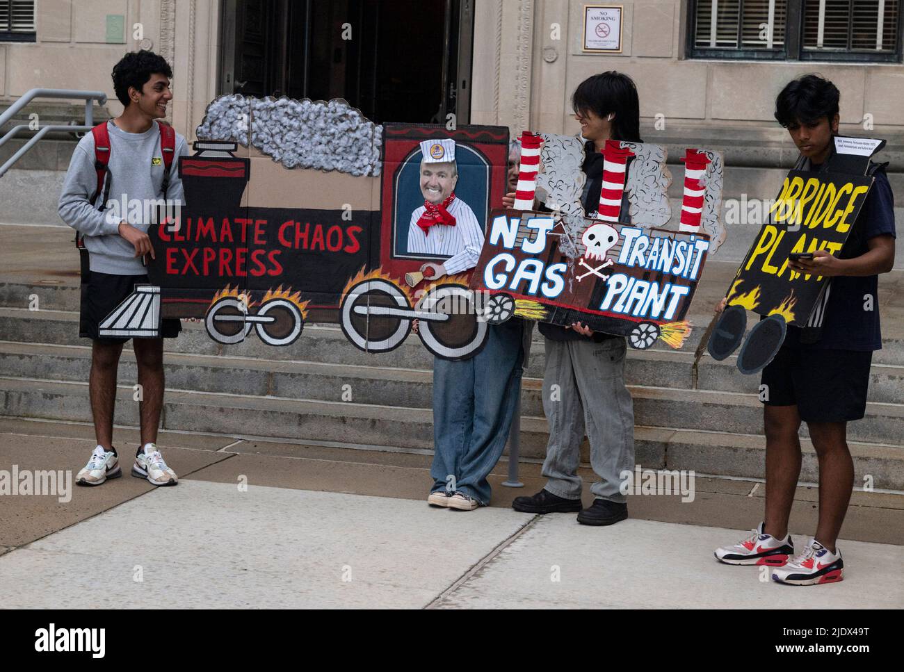 TRENTON, New Jersey, USA. 23.. Juni 2022. Demonstranten nehmen an einer Kundgebung für Klima und Umwelt im Statehouse in Trenton, New Jersey, Teil. Etwa 300 Aktivisten äußerten ihre Besorgnis, die sieben derzeit vorgeschlagenen Projekte für fossile Brennstoffe zu stoppen oder in NJ weitere Maßnahmen zu ergreifen, um bis 2030 Vorschriften zur Senkung der Treibhausgasemissionen um 50 % zu erlassen und alle falschen Lösungen wie Vertreter von Renewable Natural Gas auszuwerfen. (Bild: © Brian Branch Price/ZUMA Press Wire) Stockfoto