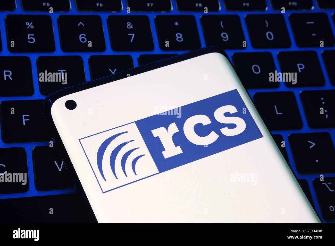 RCS Lab-Logo auf dem Smartphone. Italienischer Entwickler, bekannt durch seine Hermit-Software, die für Überwachung und rechtmäßiges Abfangen verwendet wird. Stafford, United Stockfoto