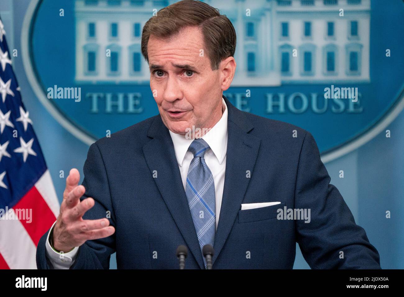 John Kirby, Koordinator für strategische Kommunikation im Nationalen Sicherheitsrat, beantwortet eine Frage der Nachrichtenmedien während der täglichen Briefing im Briefing-Raum des Weißen Hauses in Washington, DC, USA, am 23. Juni 2022.Quelle: Shawn Thew/Pool via CNP /MediaPunch Stockfoto