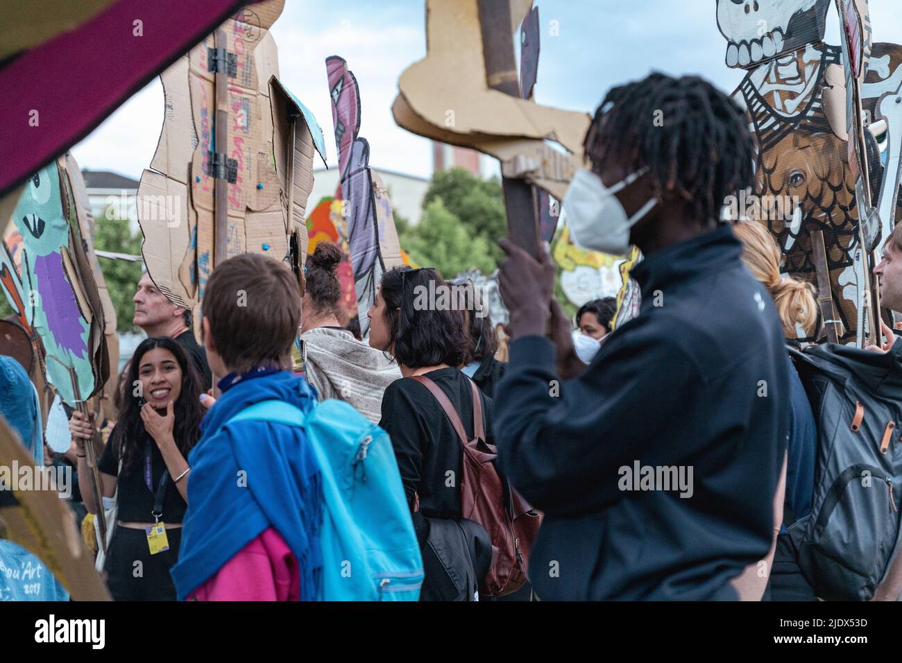 Documenta 15 - die Entfernung des Kunstwerks durch Taring padi aus dem Künstlerkollektiv ruan grupa auf der documenta 15 Kunstausstellung. Stockfoto