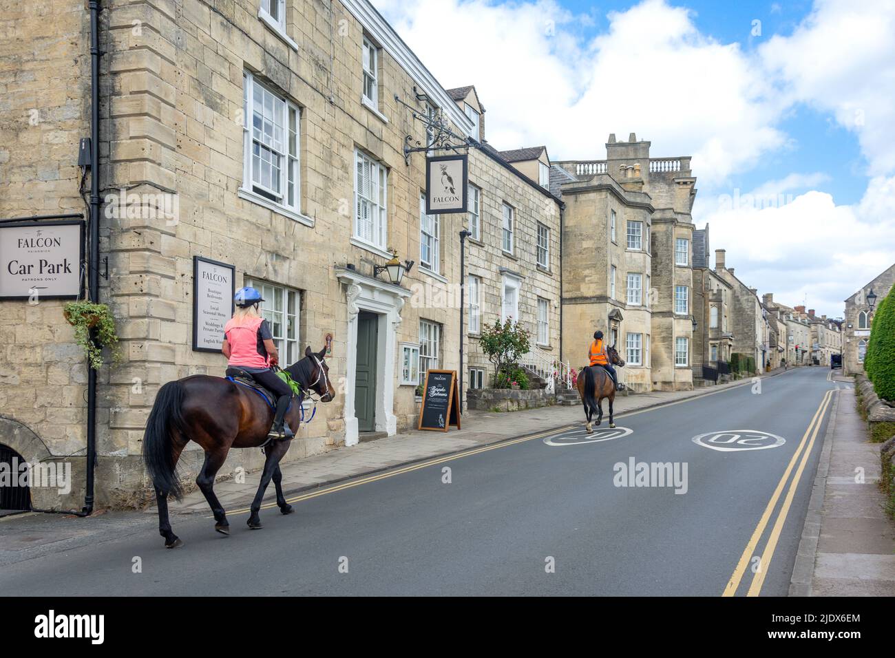 Horse Riders, New Street, Painswick, Gloucestershire, England, Vereinigtes Königreich Stockfoto
