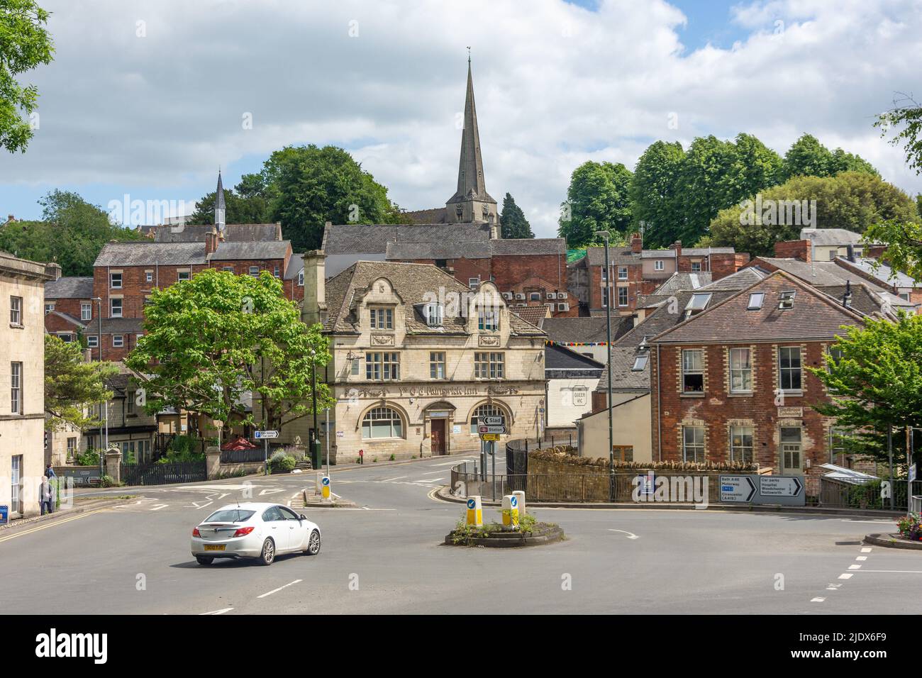 Kirchturm und Blick auf die Stadt von Beeches Green, Stroud, Gloucestershire, England, Großbritannien Stockfoto