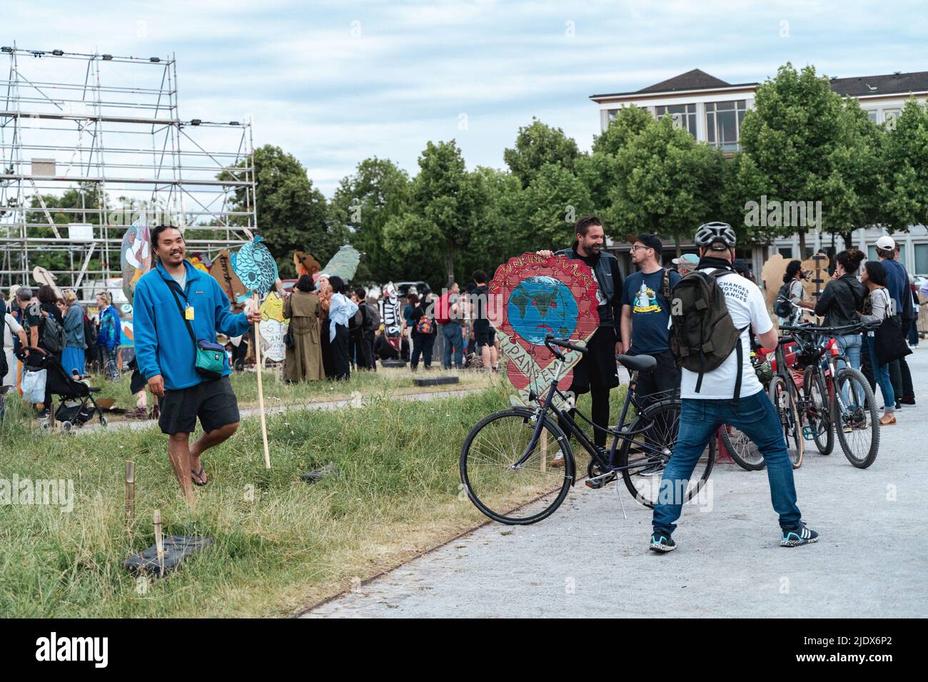 Documenta 15 - die Entfernung des Kunstwerks durch Taring padi aus dem Künstlerkollektiv ruan grupa auf der documenta 15 Kunstausstellung. Stockfoto