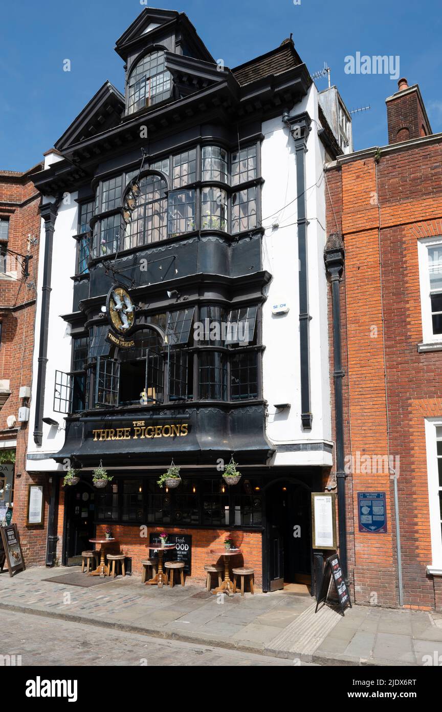 Das öffentliche Haus und Restaurant Three Pigeons in der High Street, Guildford, West Sussex, England, Großbritannien Stockfoto