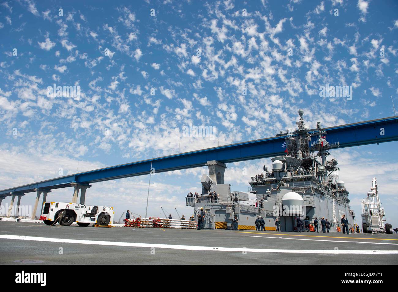 SAN DIEGO (21. Juni 2022) das amphibische Sturmschiff USS Boxer (LHD 4) fährt unter der Coronado-Brücke und durchläuft den Hafen von San Diego während des ersten Schiffseingangs seit mehr als zwei Jahren nach Abschluss einer geplanten Wartung. Boxer ist ein amphibisches Angriffsschiff der Wasp-Klasse, das in San Diego homeportiert wurde. (USA Navy Foto von Mass Communication Specialist 3. Class Connor D. Burns/VERÖFFENTLICHT) Stockfoto