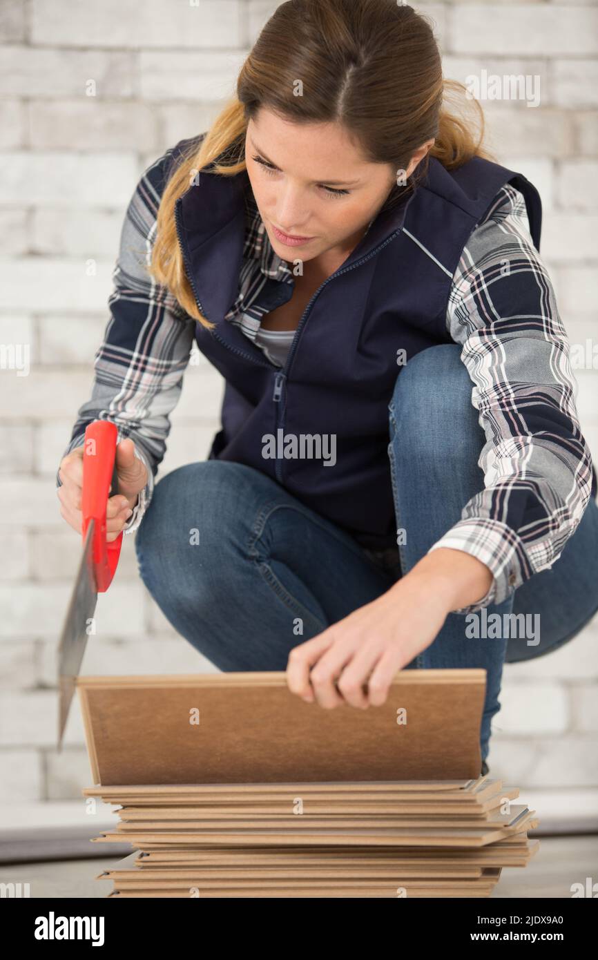 Frau schneidet Holz Stockfoto