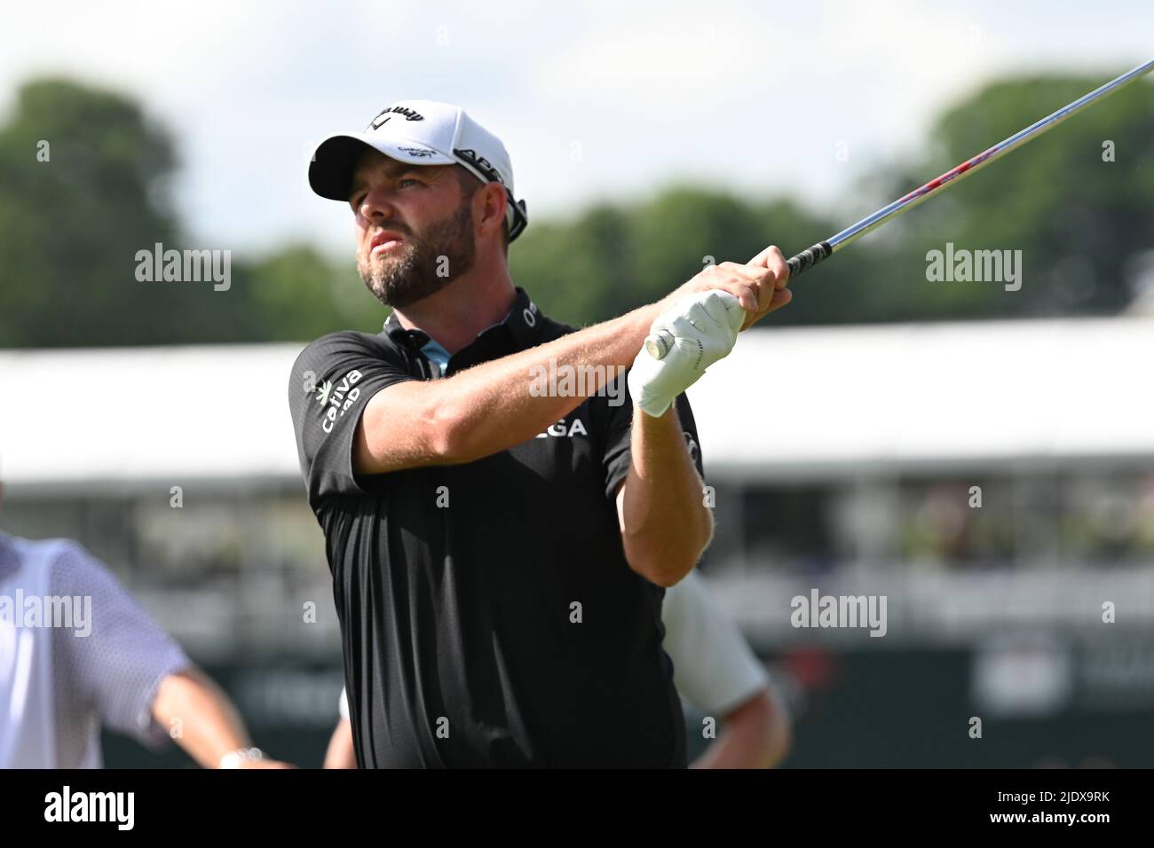 Donnerstag, 23. Juni 2022: Marc Leishman beobachtet seinen Abschlag auf Loch 16 während der Eröffnungsrunde der Travelers Golf Championship im TPC River Highlands in Cromwell, Connecticut. Gregory Vasil/CSM Stockfoto