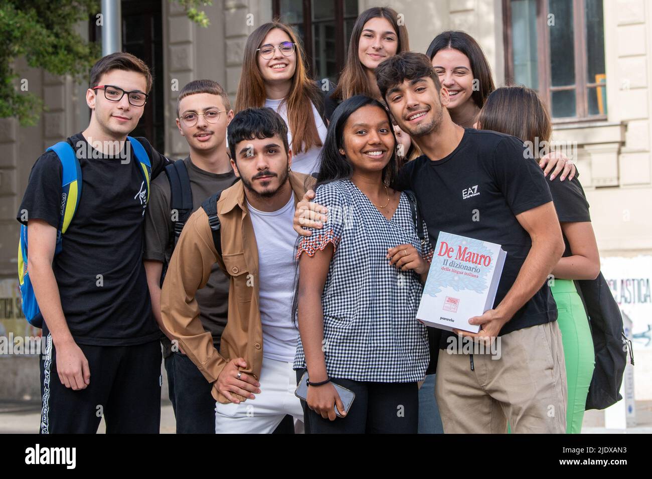 Rieti, Italien. 22.. Juni 2022. Die Reifeprüfungen beginnen für die Schüler in ihrem letzten Jahr der High School. Der italienische Test eröffnet die 2022 Prüfungen, die aufgrund des Gesundheitsnotfalls von covid19 nach zwei Jahren mit schriftlichen Tests wieder normal geworden sind. Auch unter den Tracks ist das Thema Hyperconnection. Am 22. Juni 2022 in Rieti, Italien. (Bild: © Riccardo Fabi/Pacific Press via ZUMA Press Wire) Stockfoto