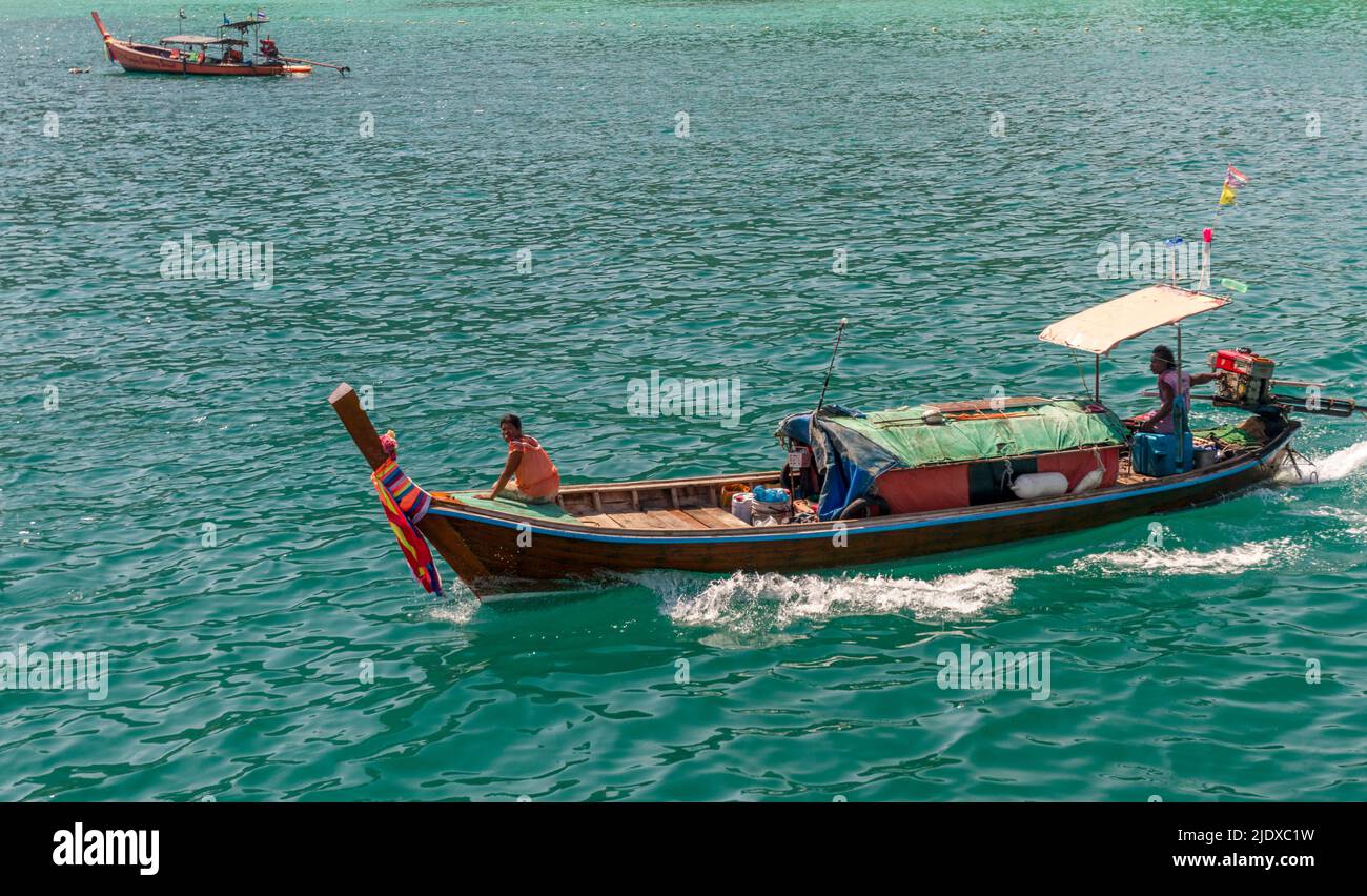 Ein paar kleine lange Boote im Meer in der Nähe von Kho Phi Phi. Stockfoto