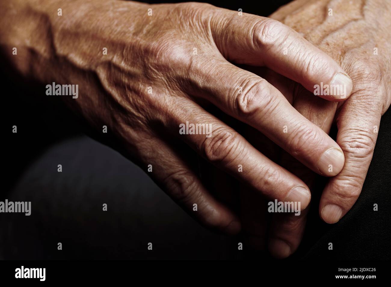 Hände eines älteren Mannes mit faltiger Haut Stockfoto
