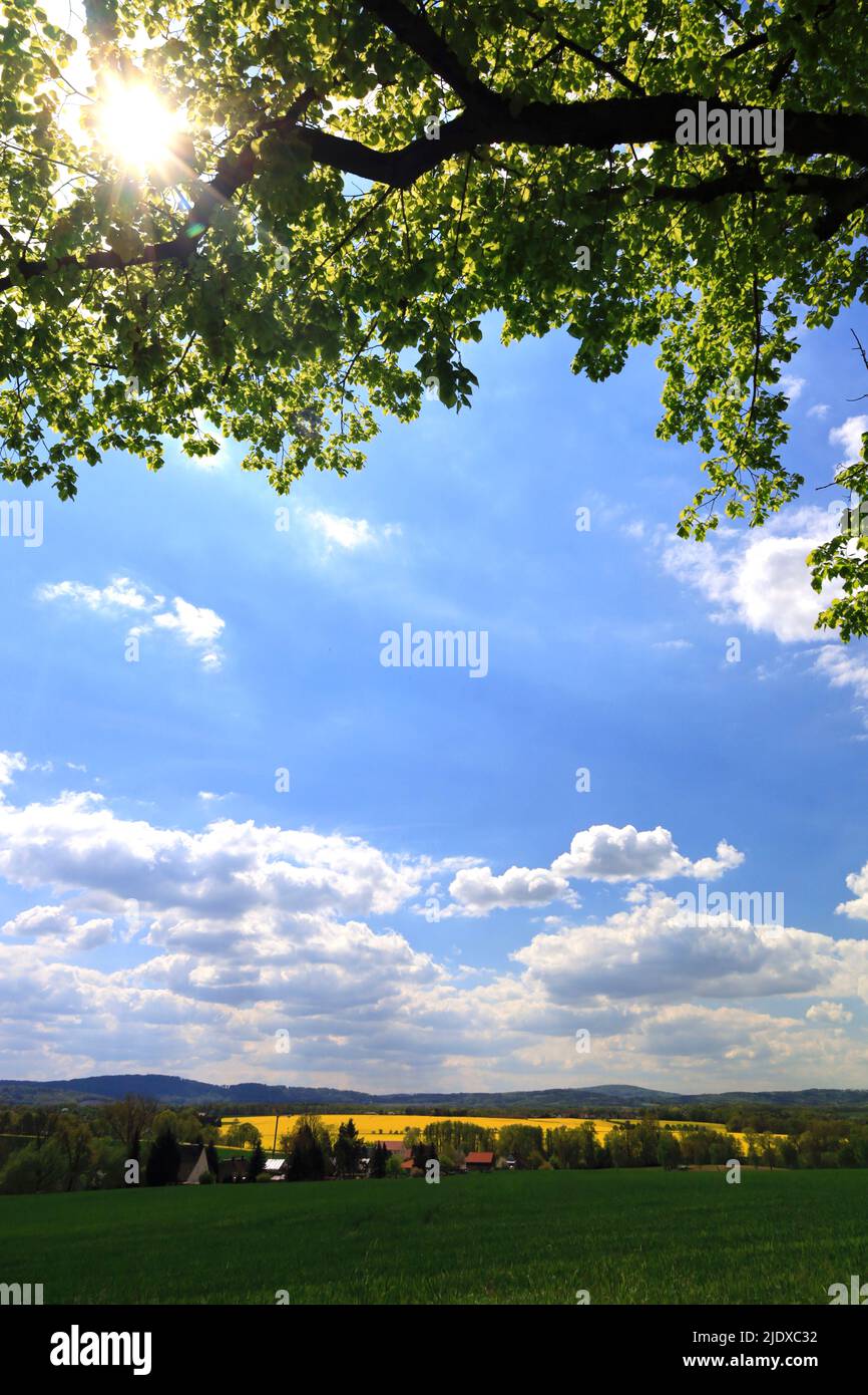 Deutschland, Sachsen, Sommerhimmel über der ländlichen Landschaft der Oberlausitz Stockfoto