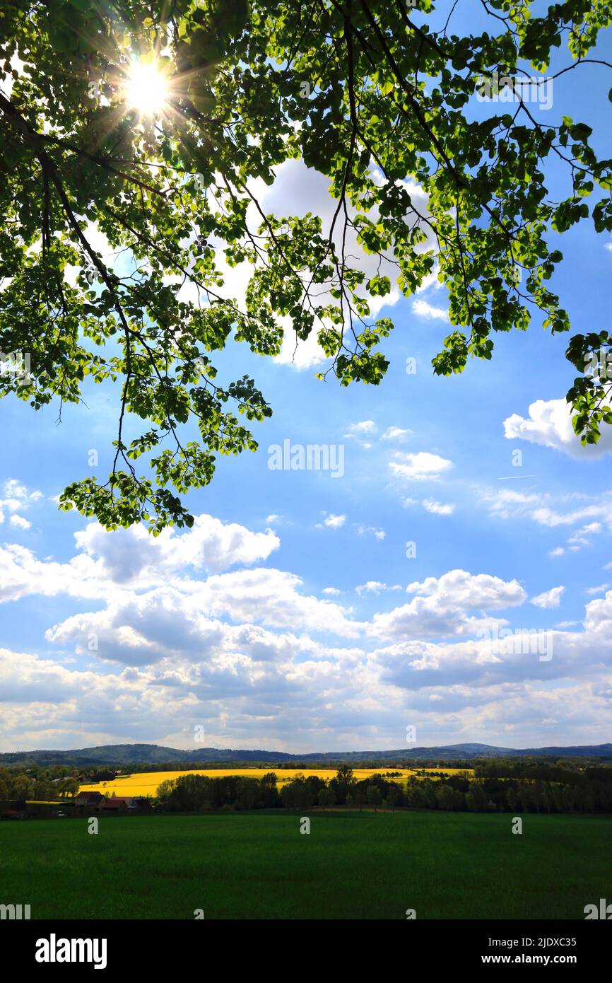 Deutschland, Sachsen, Sommerhimmel über der ländlichen Landschaft der Oberlausitz Stockfoto