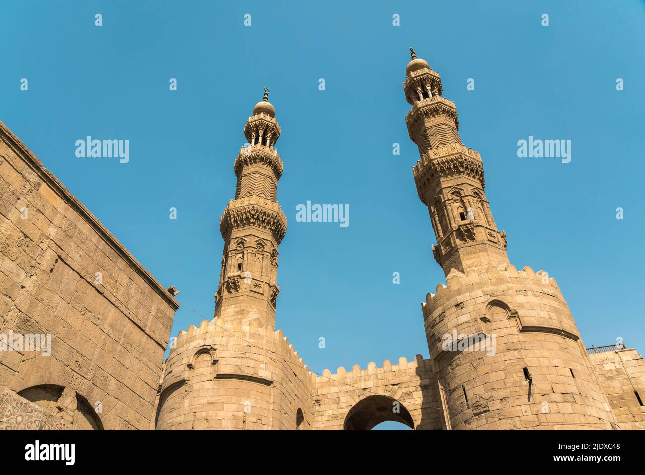 Ägypten, Kairo, Zwillingsminarette des Bab Zuweila-Tores Stockfoto