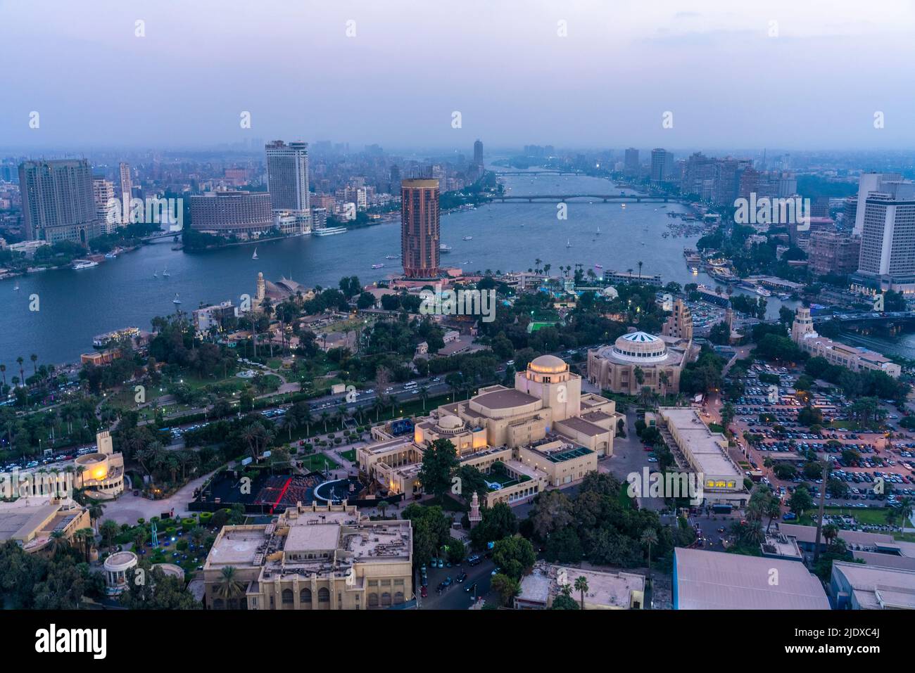 Ägypten, Kairo, erhöhte Ansicht des Gezira-Viertels mit Nil, Garden City und El Manial im Hintergrund Stockfoto