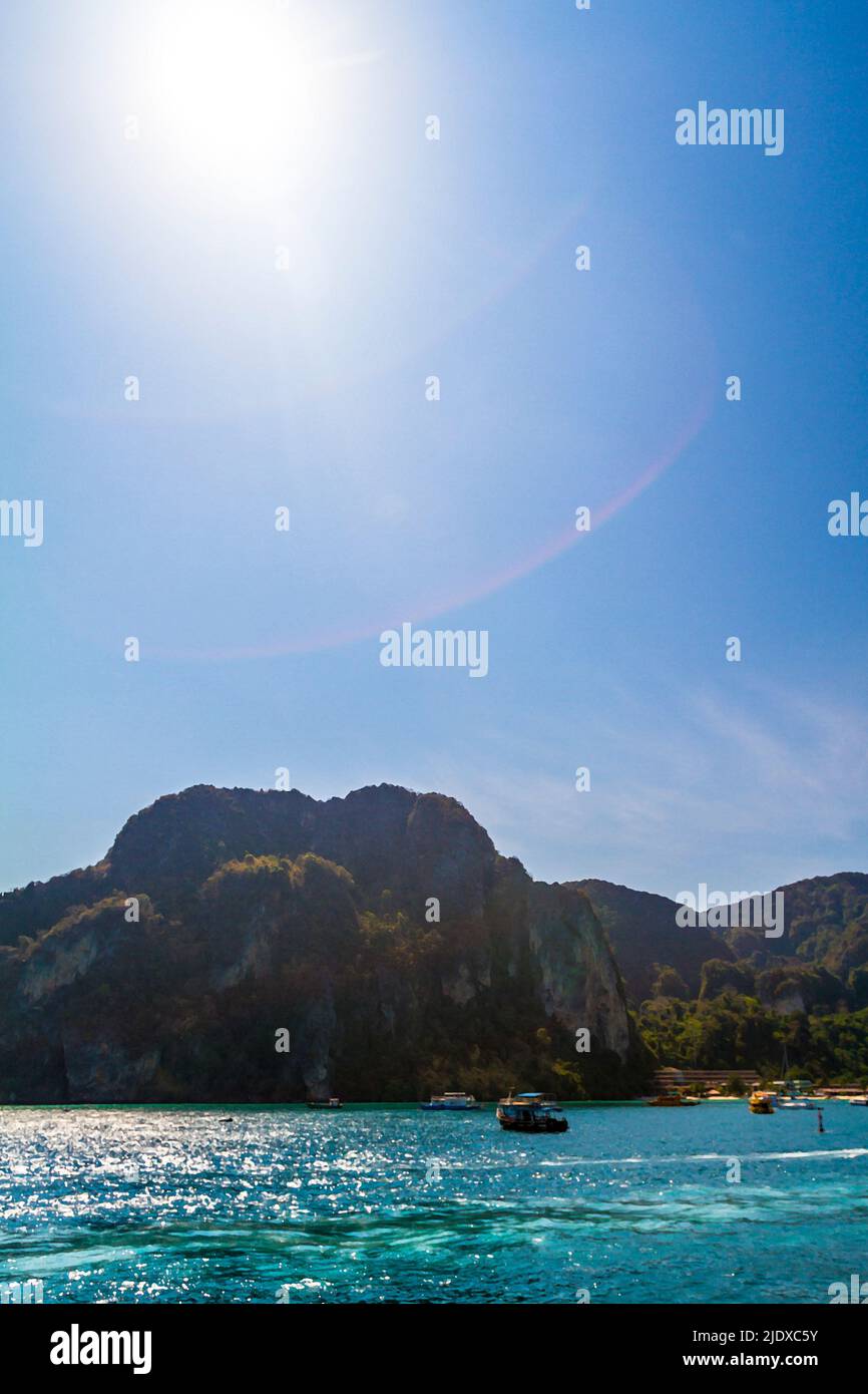 Kho Phi Phi Insel von aquablau grün klares Meerwasser vor der Küste. Stockfoto