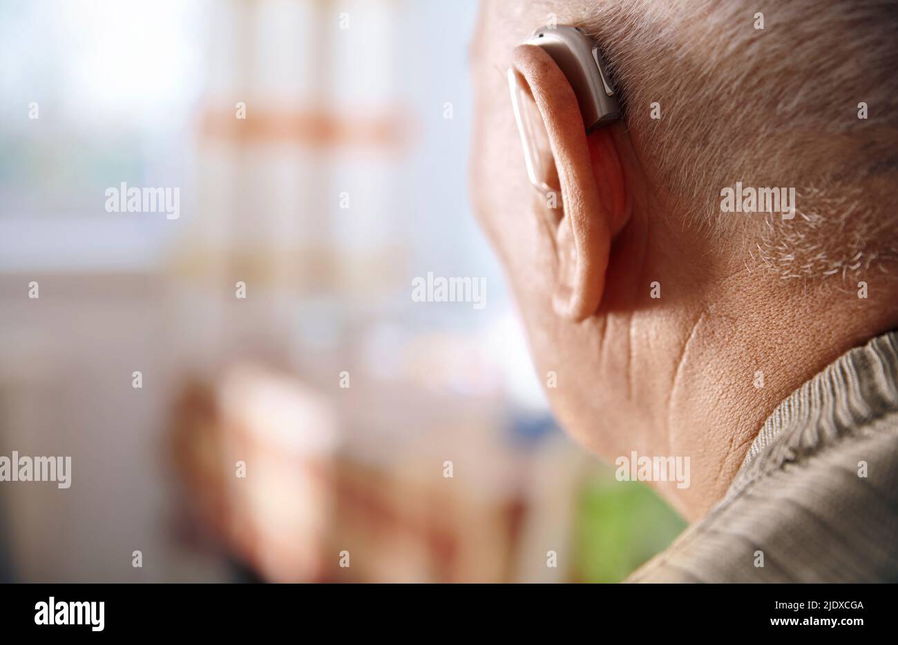 Ohr eines älteren Mannes mit Hörgerät Stockfoto
