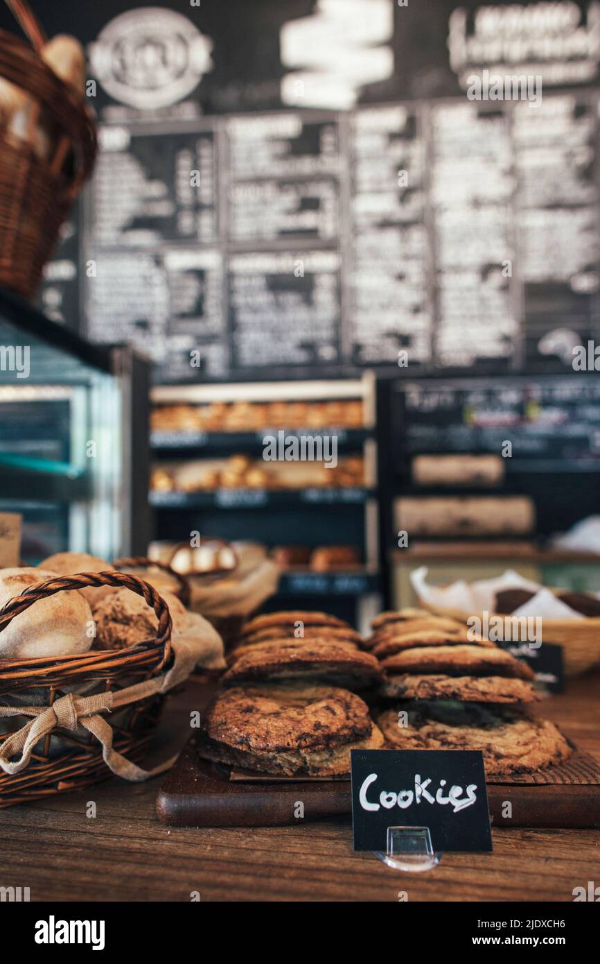 Auswahl an Keksen und Brot auf dem Tisch in der Bäckerei Stockfoto