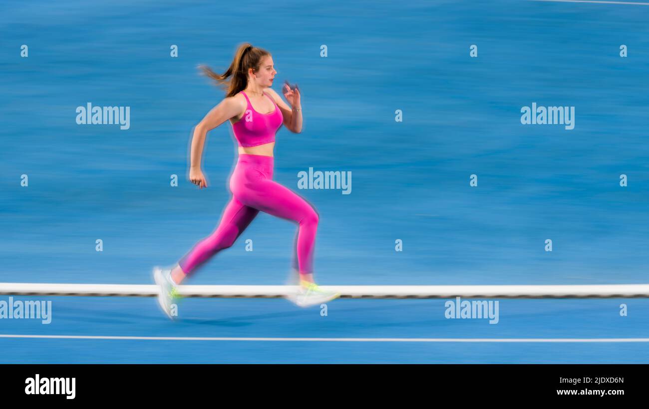 Die junge Sportlerin sprintet auf der Laufstrecke Stockfoto