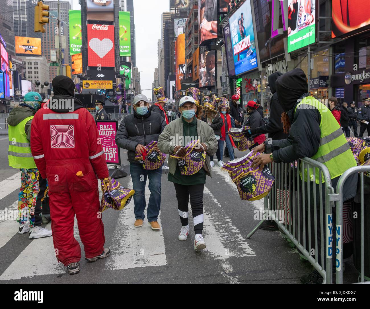 NEW YORK, N.Y. – 31. Dezember 2021: Silvesterfeiern kommen an einem Aussichtsplatz am Times Square an. Stockfoto