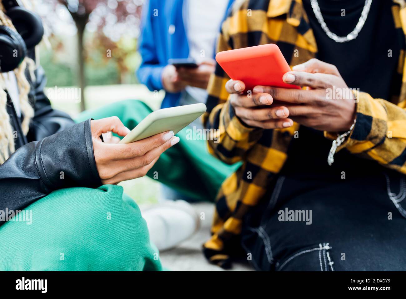 Multirassische Freunde, die Smartphone verwenden Stockfoto