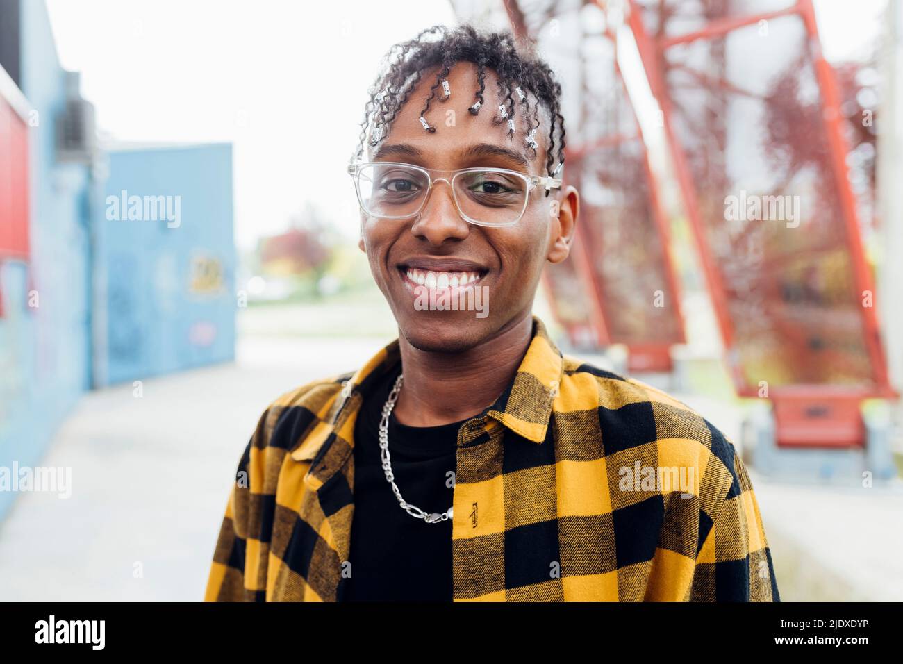 Glücklicher junger Mann mit Brille Stockfoto